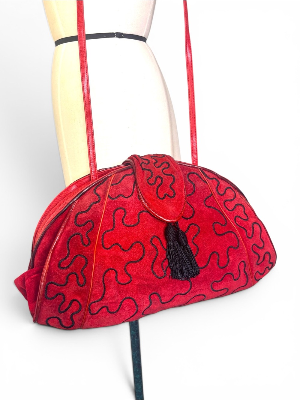 Large Vintage Sharif Red Suede Shoulder Bag with Abstract Design & Black Tassel - Picture 3 of 11